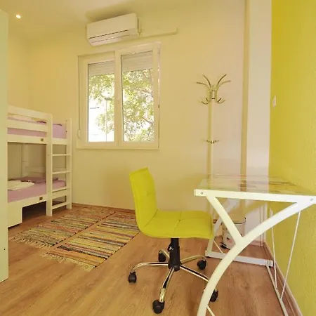 Oasis Hostel *